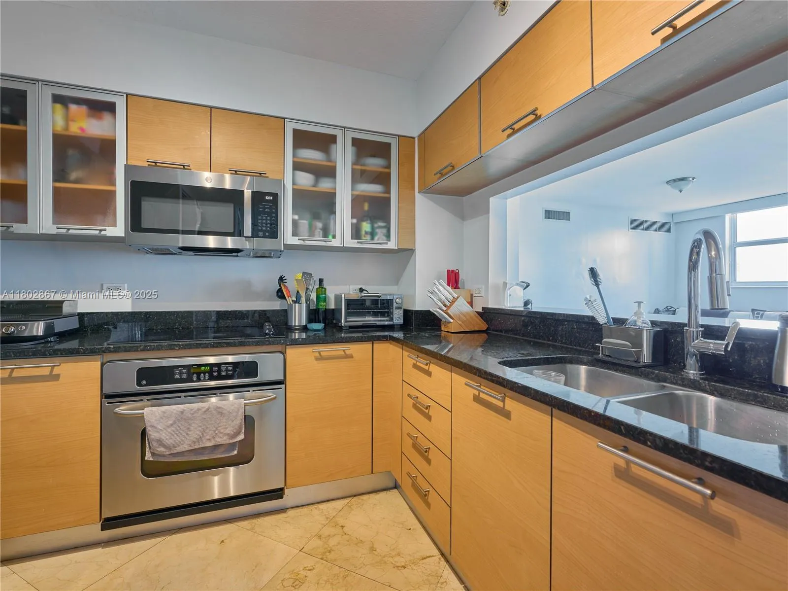 Miami, Florida 33131, United States, 2 Bedrooms Bedrooms, ,2 BathroomsBathrooms,Residential,Pending,132616