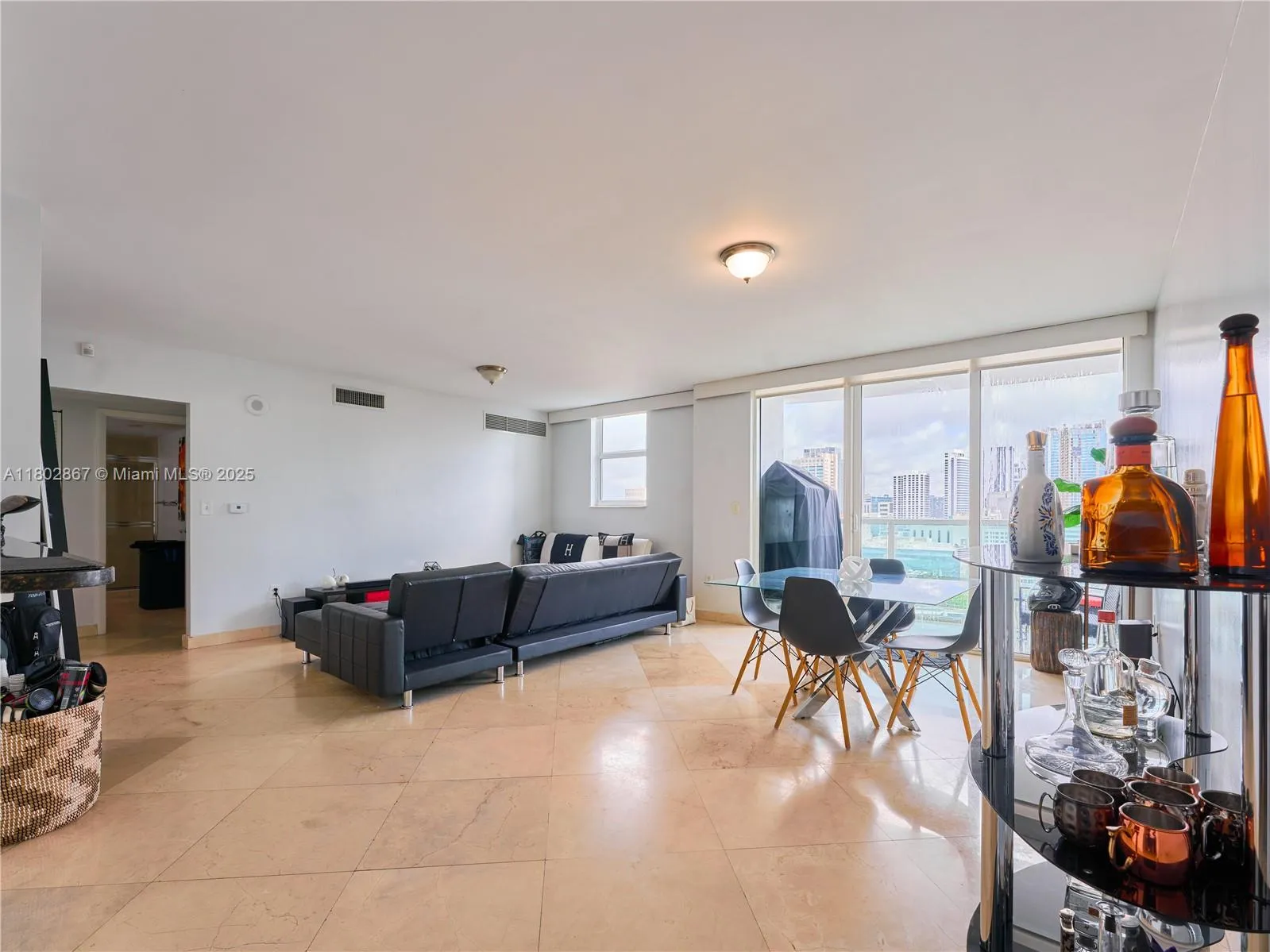 Miami, Florida 33131, United States, 2 Bedrooms Bedrooms, ,2 BathroomsBathrooms,Residential,Pending,132616