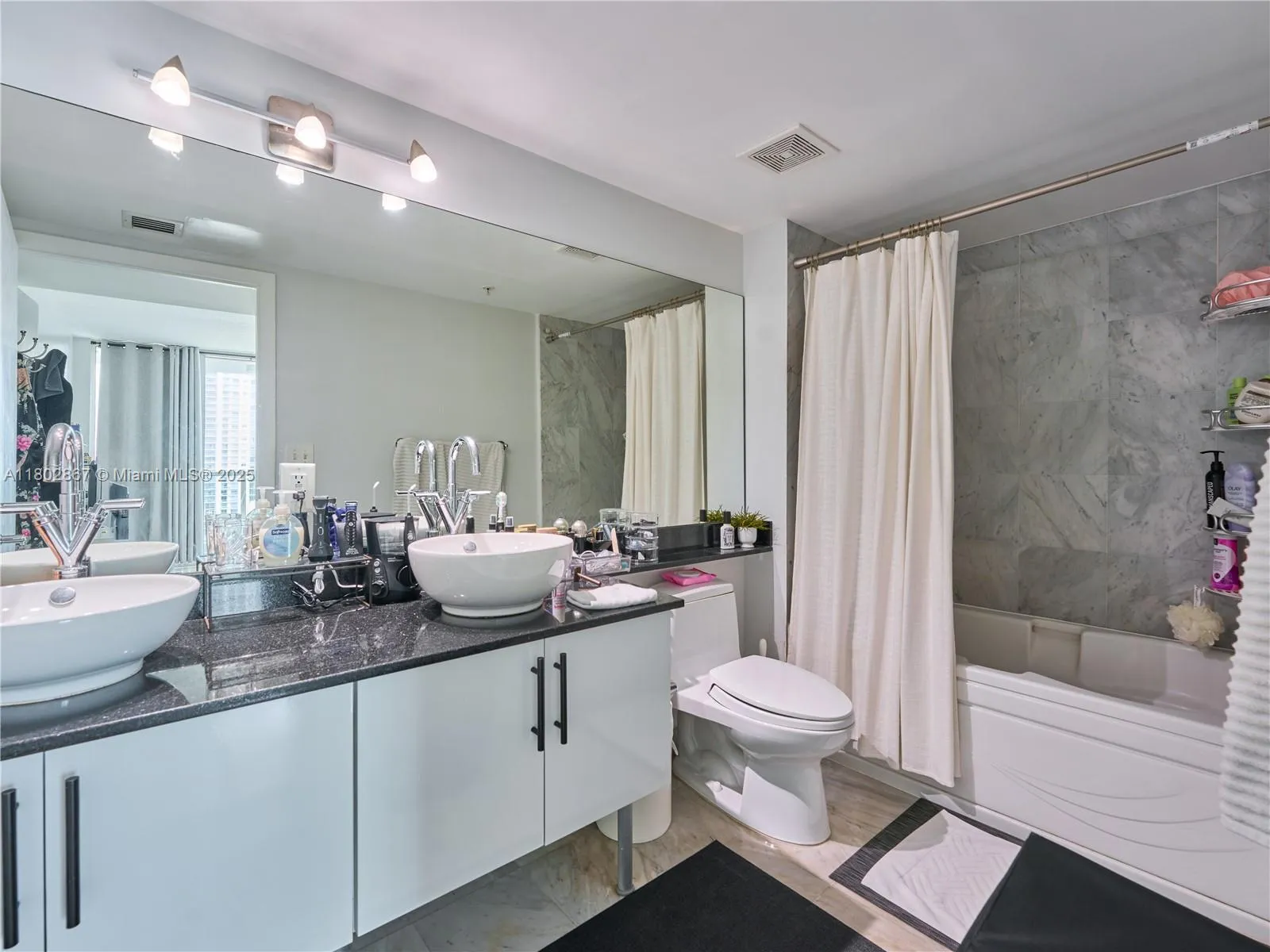 Miami, Florida 33131, United States, 2 Bedrooms Bedrooms, ,2 BathroomsBathrooms,Residential,Pending,132616