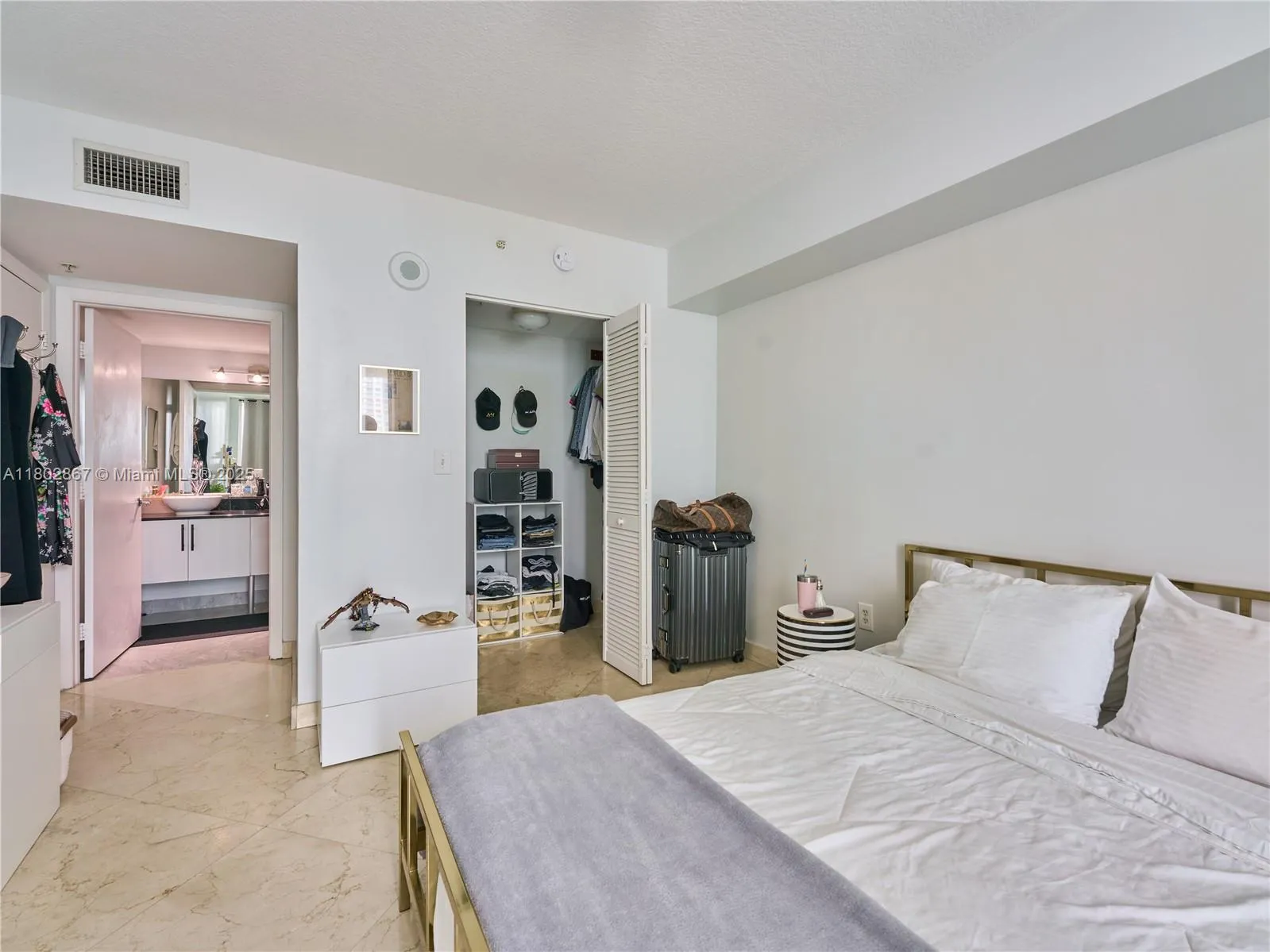 Miami, Florida 33131, United States, 2 Bedrooms Bedrooms, ,2 BathroomsBathrooms,Residential,Pending,132616