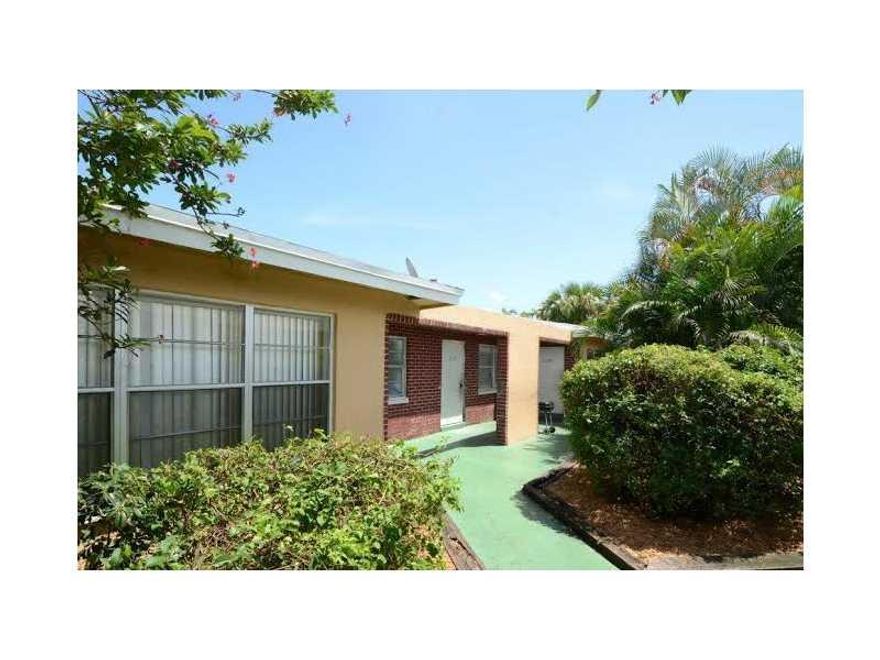 Triplex with three 3/2 units (3,600 sq. ft.) generating $1,200 a month each. Tenant just moved out of one and it is being re-painted and cleaned. Make us an offer today!