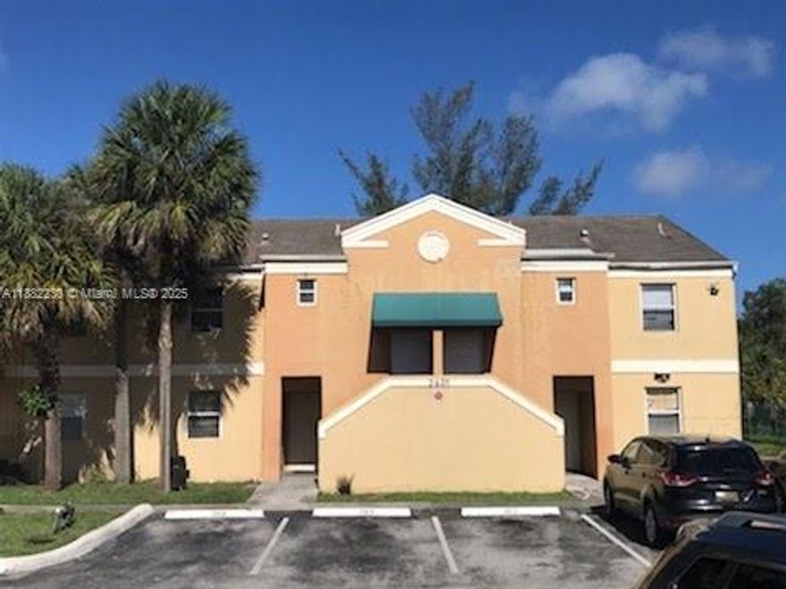 Spacious 2 bed, 2 bath condo home in Villas at Circle's Edge with vaulted ceiling and balcony area. Minutes from shopping, schools and transportation. Pet less than 20lbs allowed ($300 non-refundable pet fee) Approval by association required Application Fee $100. First, last and 1/2 Security Deposit req'd . Won’t last long! Water Included + W/D in-unit!