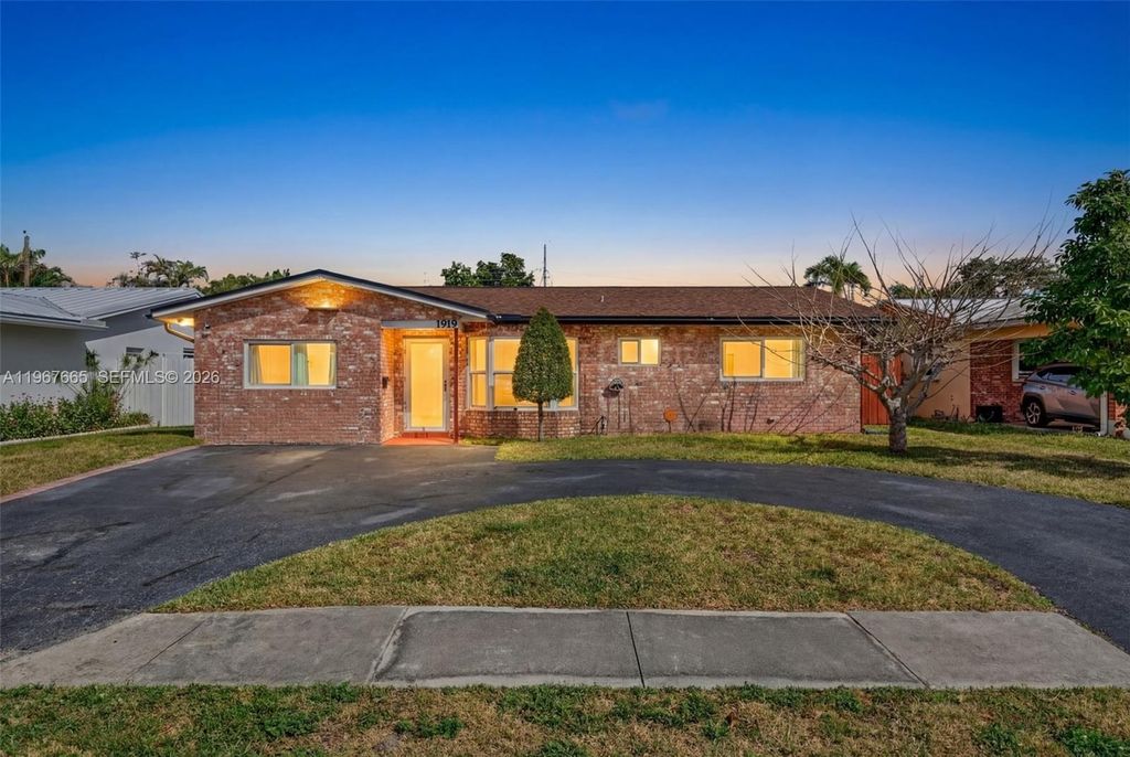 Photo of 1919 NW 38th St, Oakland Park, FL 33309 (MLS # A11967665)