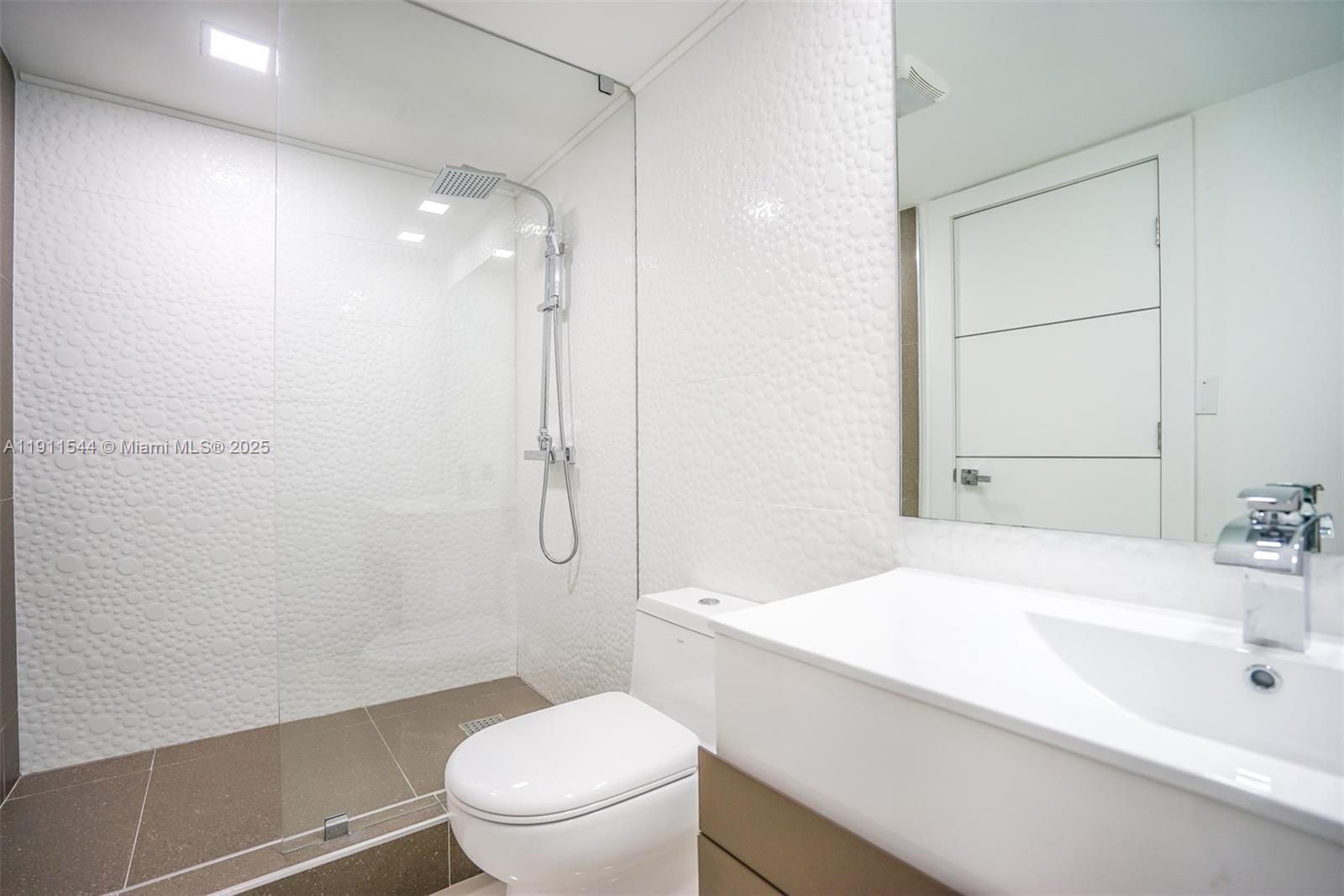 THE GRANDVIEW PALACE COND - Residential Lease