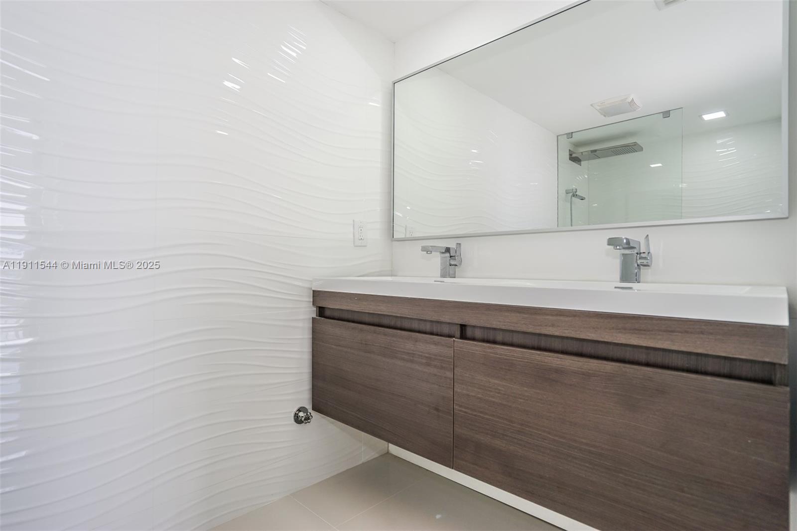 THE GRANDVIEW PALACE COND - Residential Lease