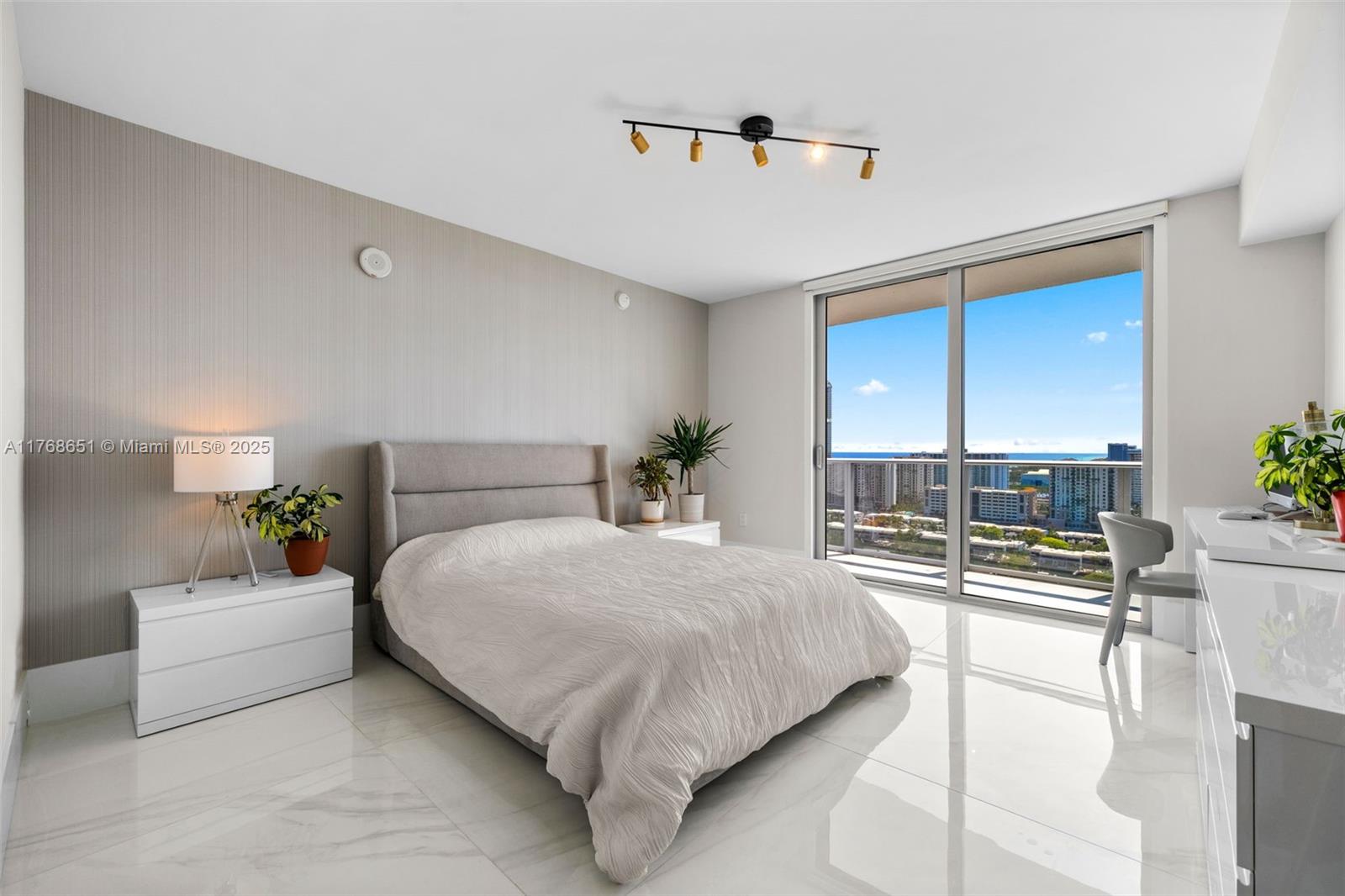 PARQUE TOWERS CONDO - Residential