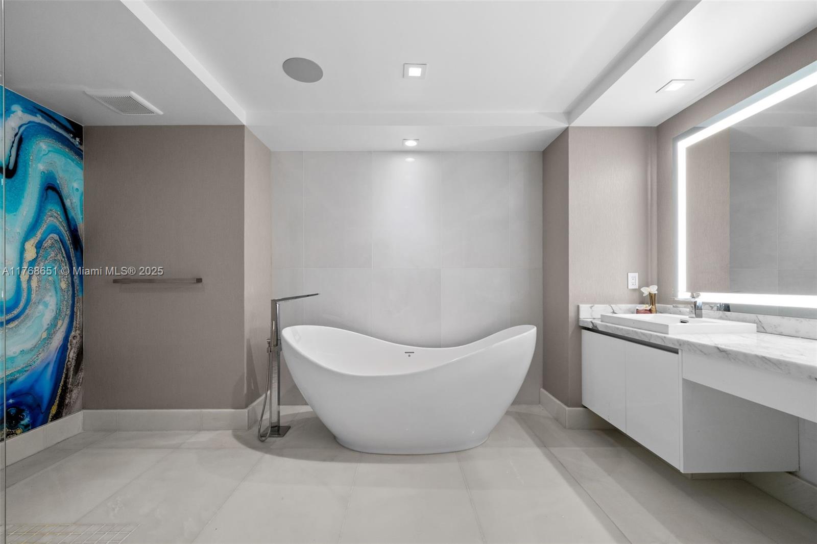 PARQUE TOWERS CONDO - Residential