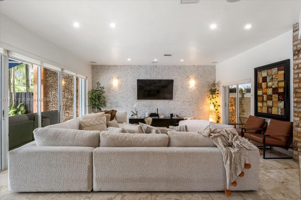 5186 NW 106th Ave, Doral, FL, 33178/$1,325,000 4 5186 NW 106th Ave