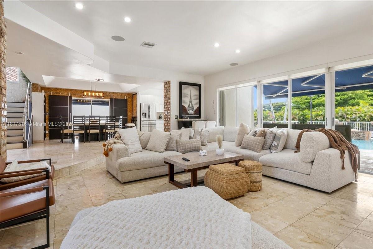 5186 NW 106th Ave, Doral, FL, 33178/$1,325,000 3 5186 NW 106th Ave
