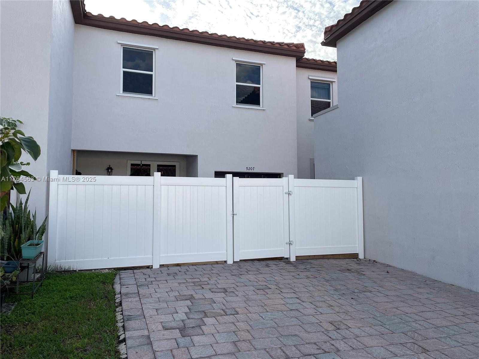 KENDALL COMMONS RESIDENTI - Residential