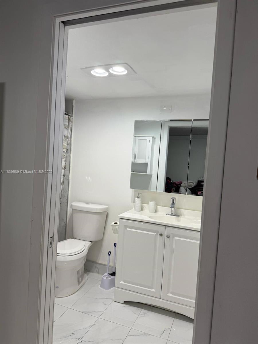 COUNTRY LANE CONDO - Residential