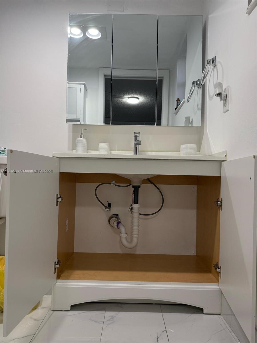 COUNTRY LANE CONDO - Residential