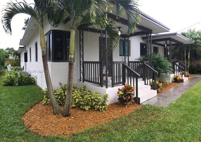 BEAUTIFUL AND COZY 1/1 BEDROOM, UNFURNISHED, NEW LAMINATE FLOORS, WASHER/DRYER INSIDE THE UNIT. THE UNIT IS LOCATED IN THE HEART OF THE MIMO DISTRICT AND IS CLOSE TO DESIGN DISTRICT, MIDTOWN, WYNWOOD, BISCAYNE BLVD. NO PETS AND NO SMOKING INSIDE THE UNIT. ONLY YEARLY LEASE, NO SHORT TERM. EASY TO SHOW CALL LISTING AGENT. TENANT OCCUPIED UNTIL AUGUST 31, 2025. SEE BROKER REMARKS.