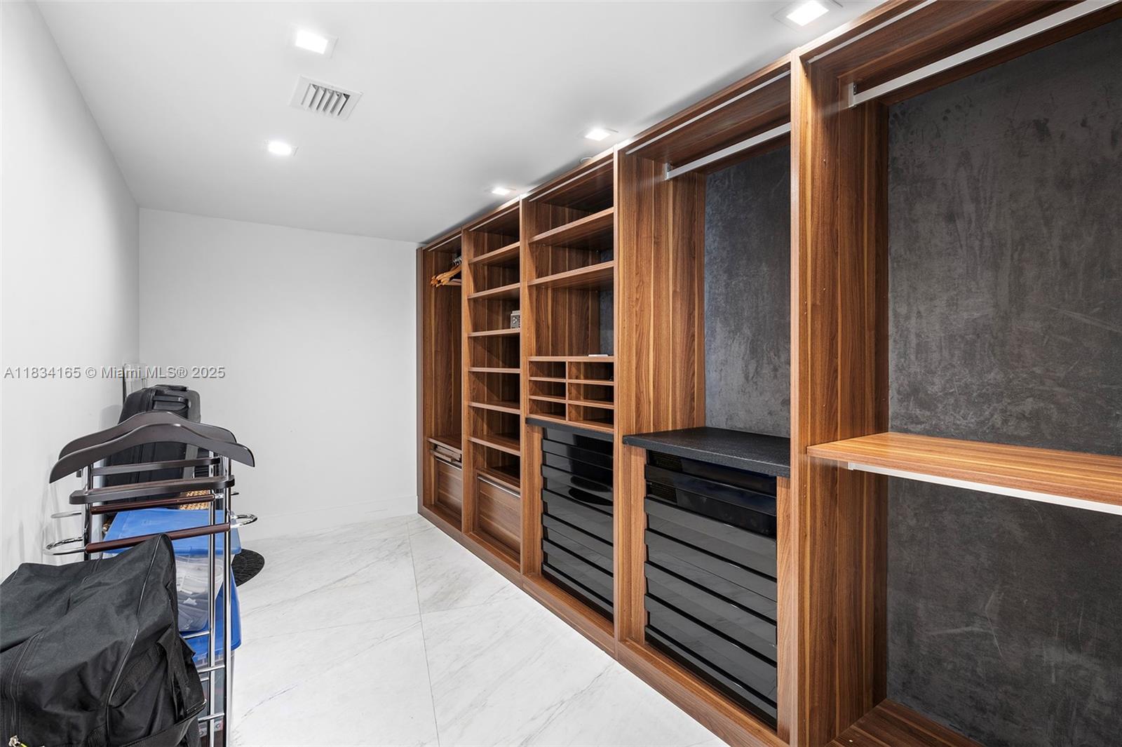 ICON CONDO - Residential