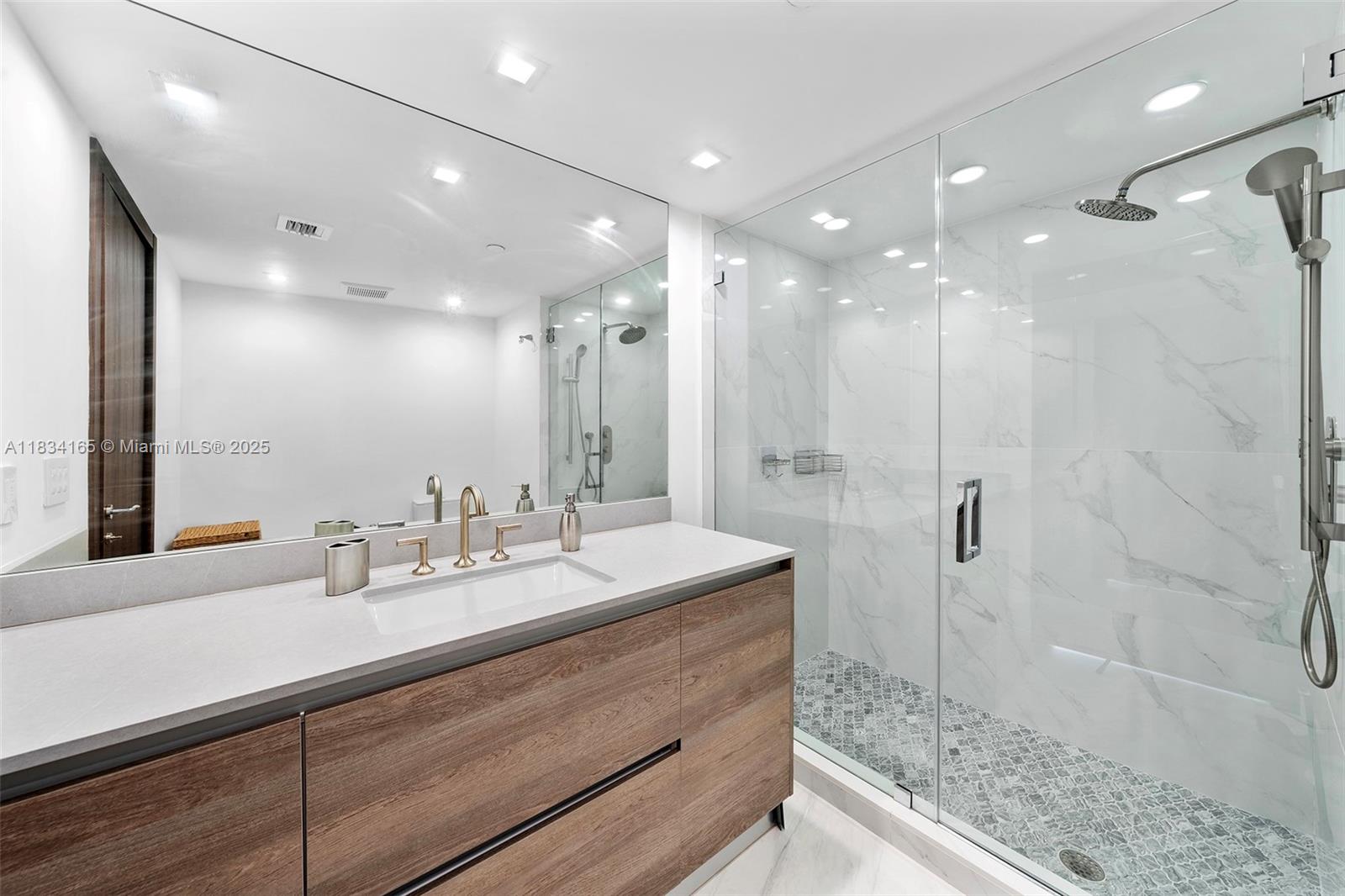 ICON CONDO - Residential