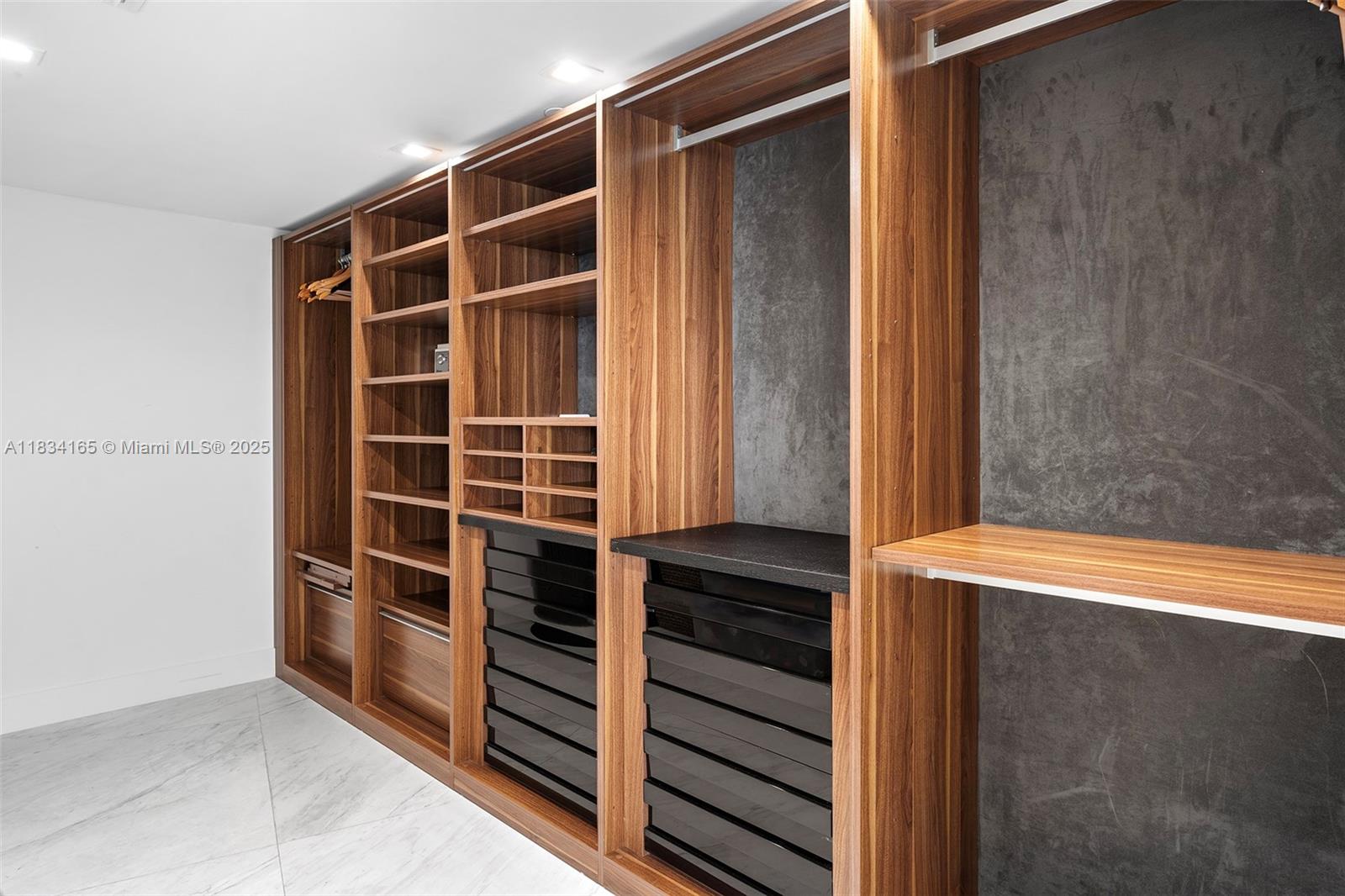 ICON CONDO - Residential