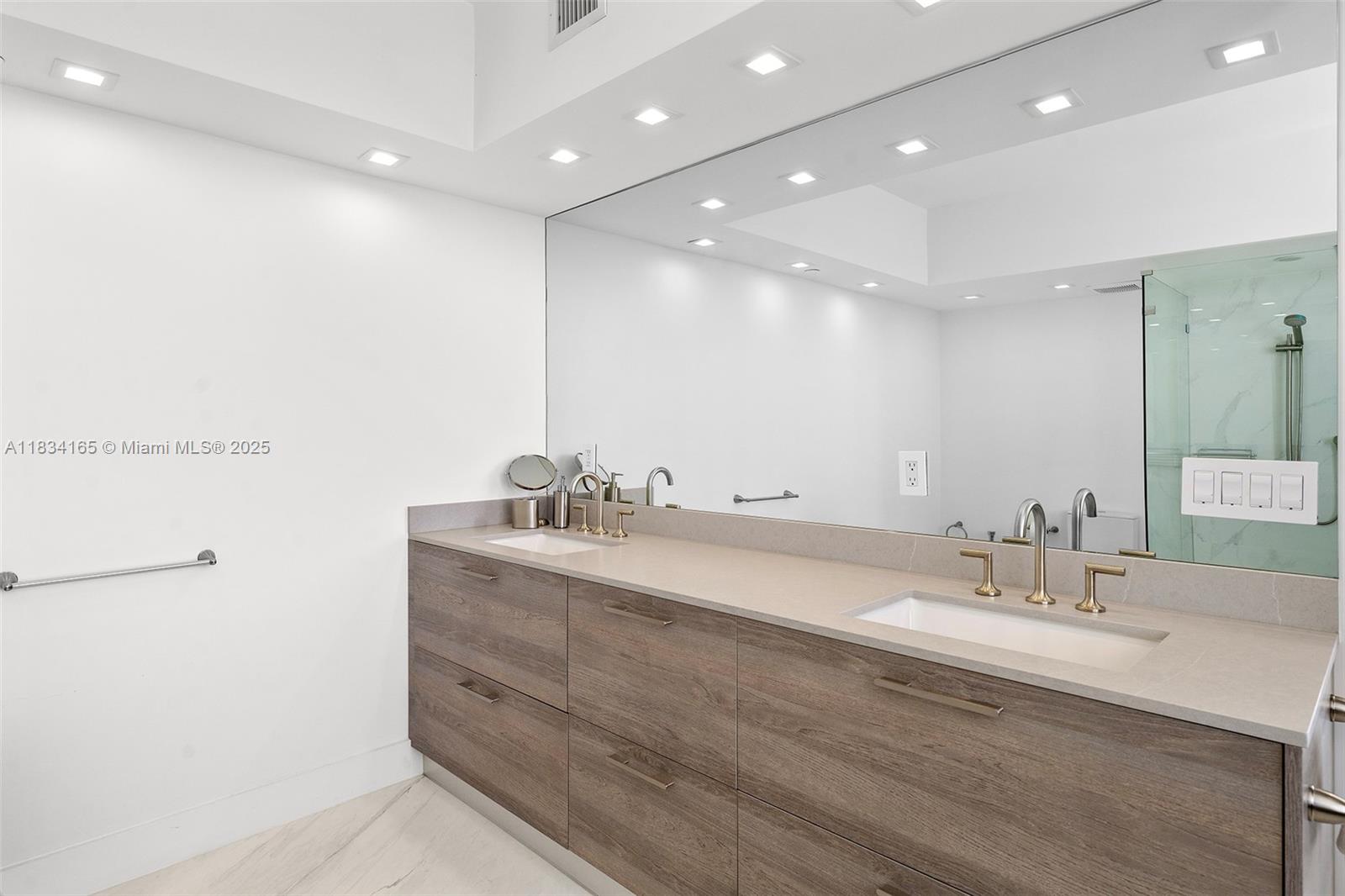 ICON CONDO - Residential