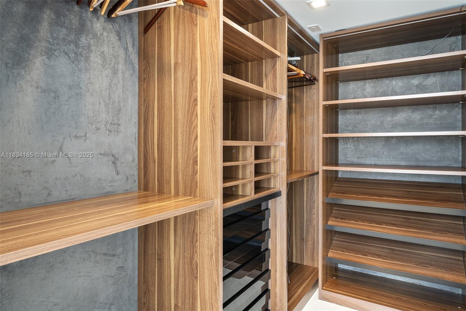 ICON CONDO - Residential