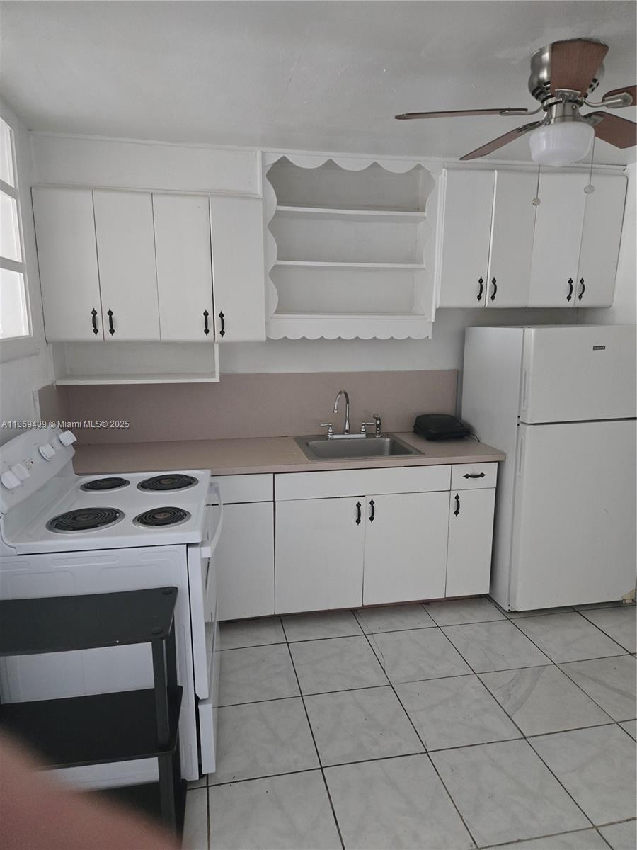 1/1 LARGE CLOSE TO DOWNTOWN HOLLYWOOD - ALL TILE - CLEAN - PARKING - FIRST AND SECURITY - PRICE INCLUDES WATER ! TEXT ME