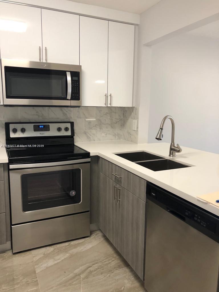 Fantastic apartment, completely remodeled, excellent location, lake view and lot of luminosity, 2 Bedrooms & 2 Bathrooms, all porcelain floors, new modern kitchen cabinets, stainless steel appliances and granite counter top, washer and dryer inside the unit. Big Terrace with garden access and private​​‌​​​​‌​‌​​​‌‌​​​‌‌‌​​‌​​‌‌​​​​ storage.