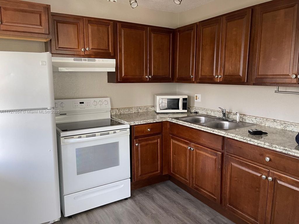 Photo of 584 Holly Dr #B, Palm Beach Gardens, FL 33410 (MLS # A11727664)