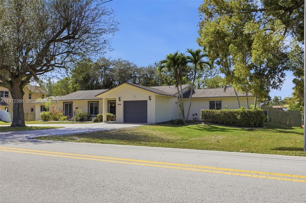 Photo of 431 S Old Hiatus Rd, Plantation, FL 33325 (MLS # A11972386)