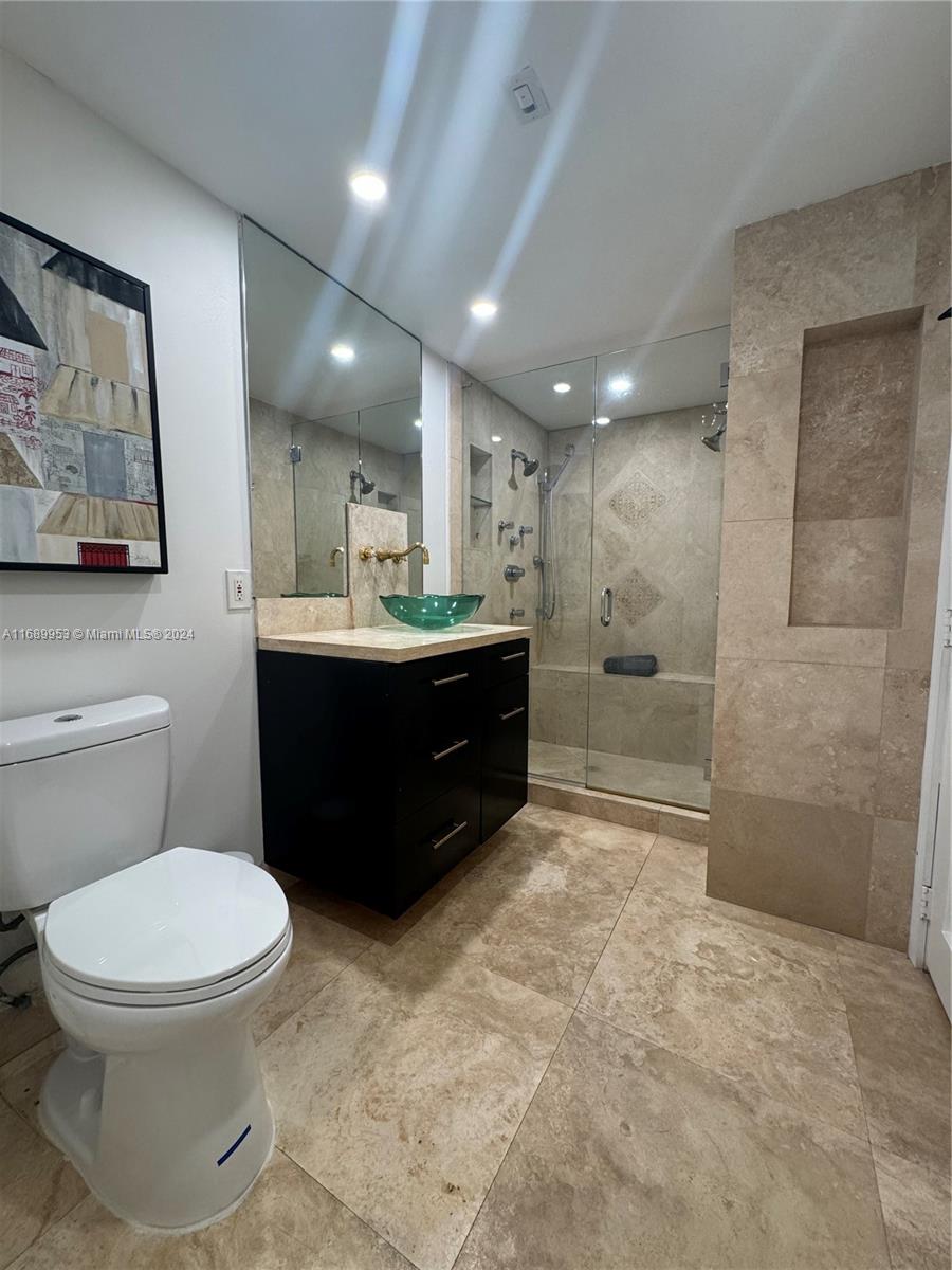 THE LINCOLN CONDO - Residential