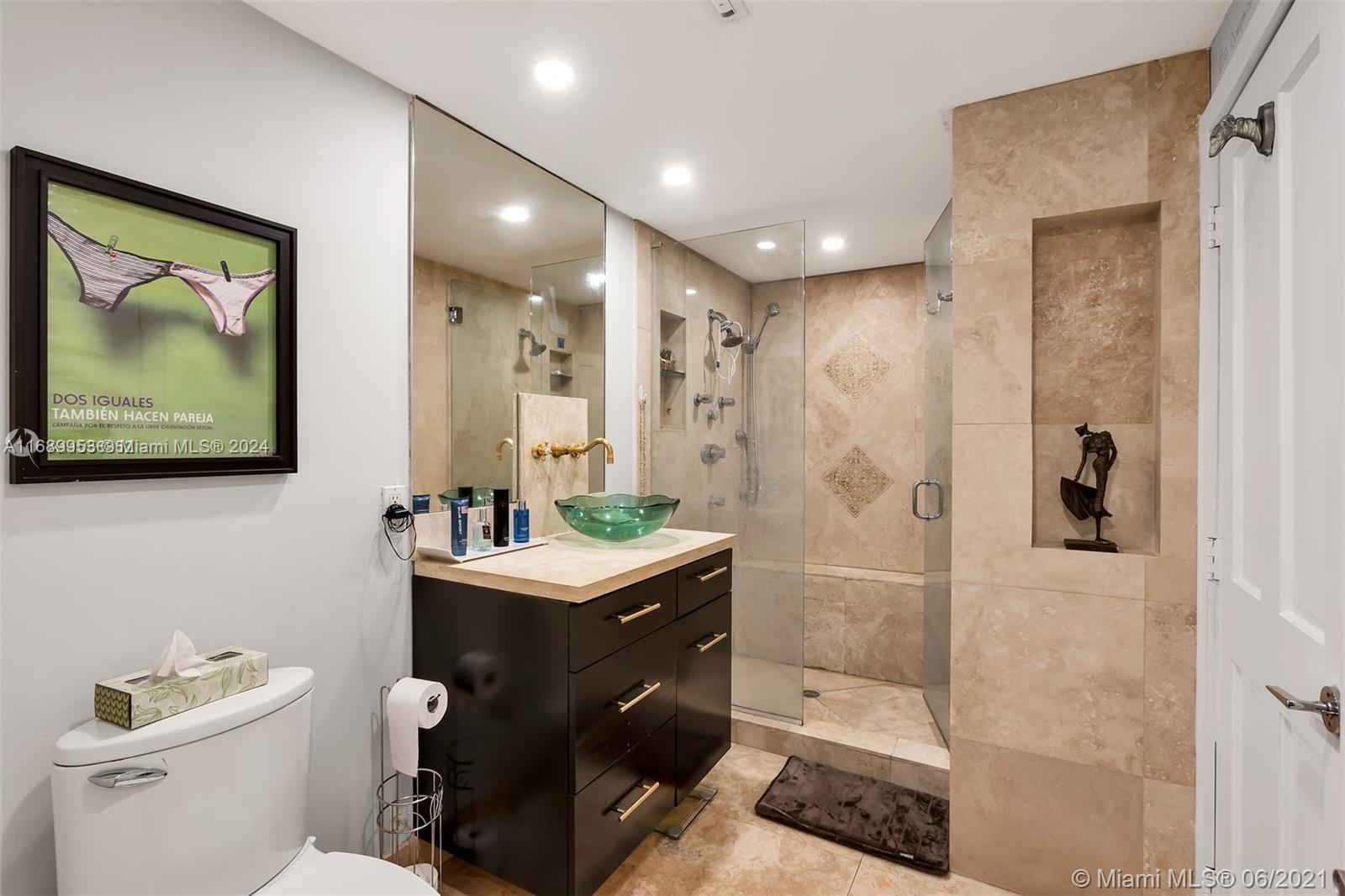 THE LINCOLN CONDO - Residential