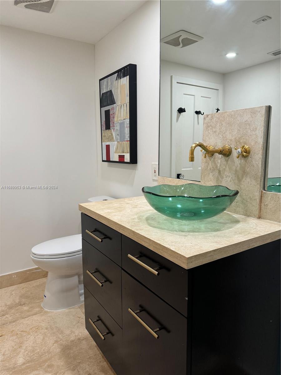 THE LINCOLN CONDO - Residential