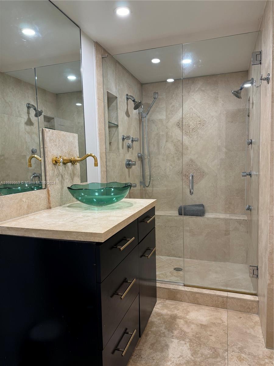 THE LINCOLN CONDO - Residential