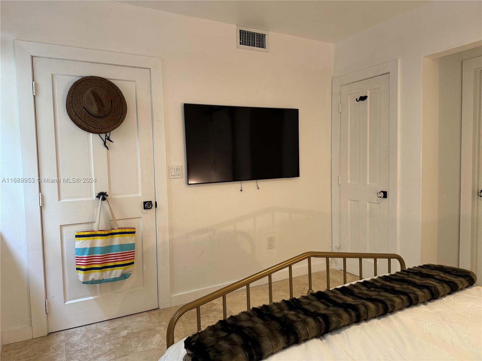THE LINCOLN CONDO - Residential