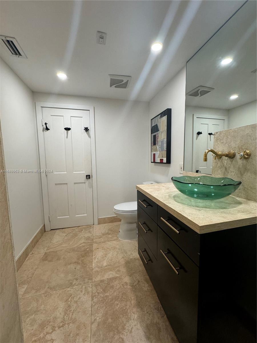 THE LINCOLN CONDO - Residential