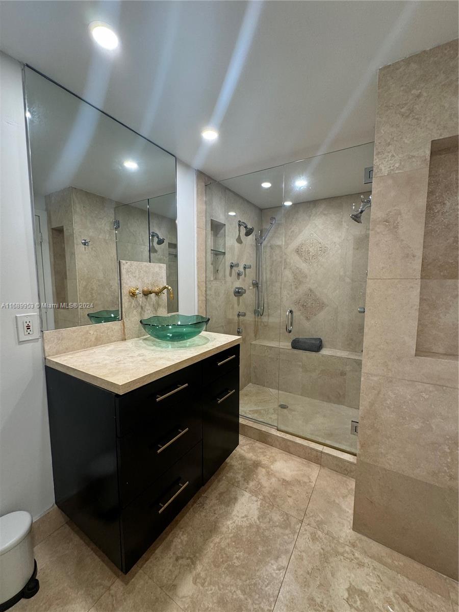 THE LINCOLN CONDO - Residential