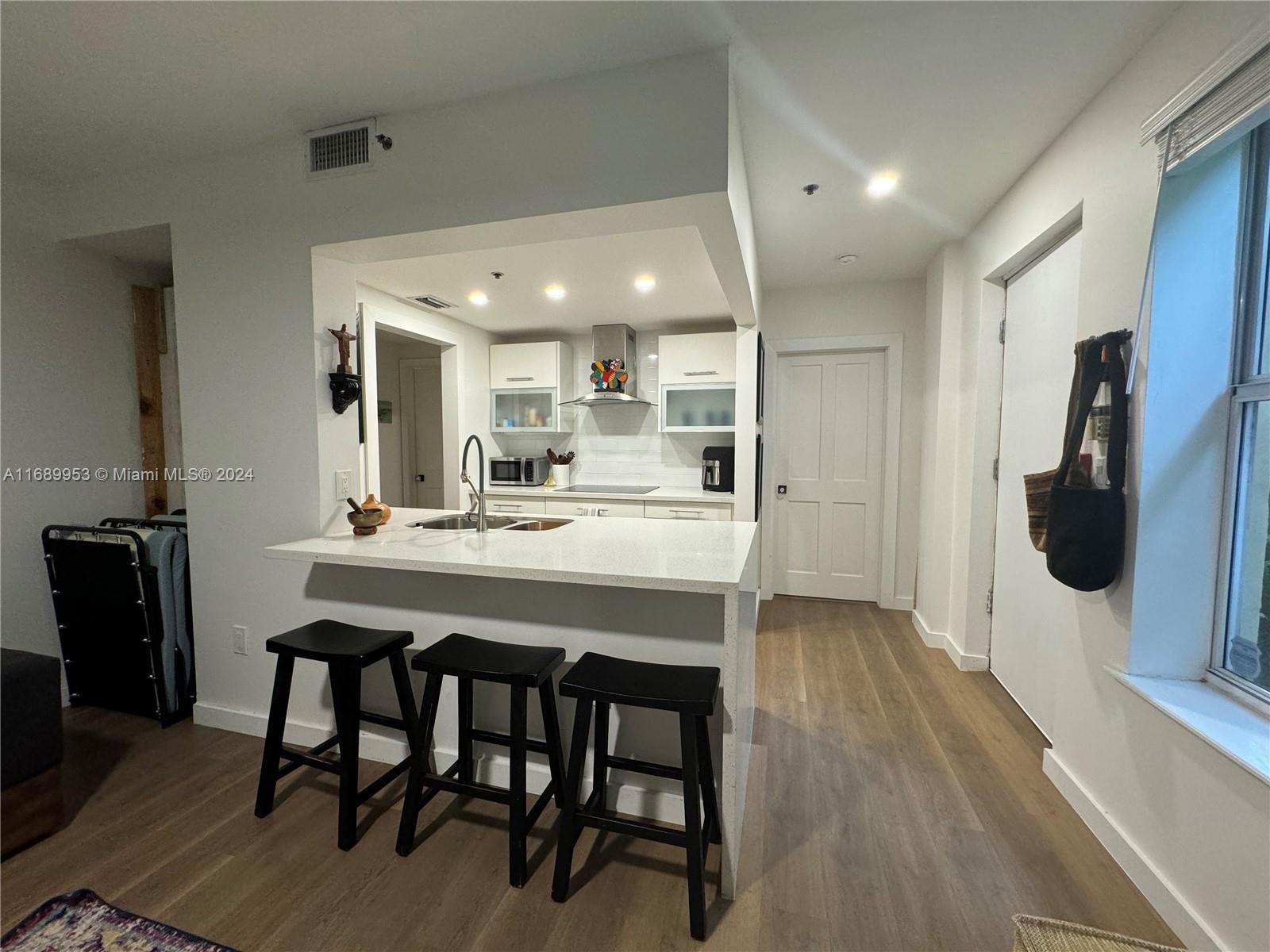THE LINCOLN CONDO - Residential