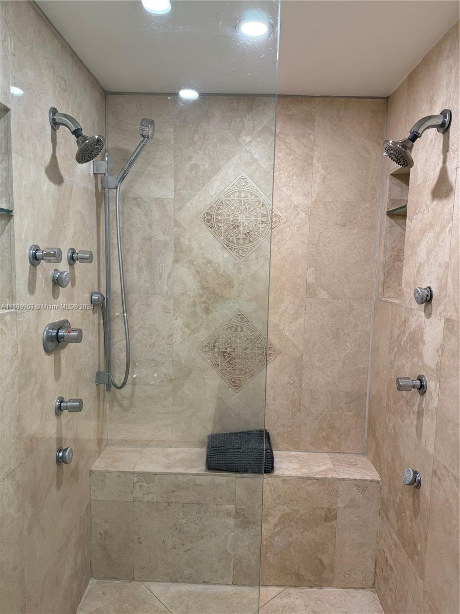 THE LINCOLN CONDO - Residential