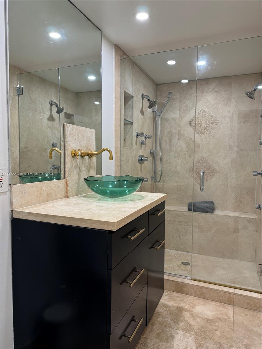 THE LINCOLN CONDO - Residential