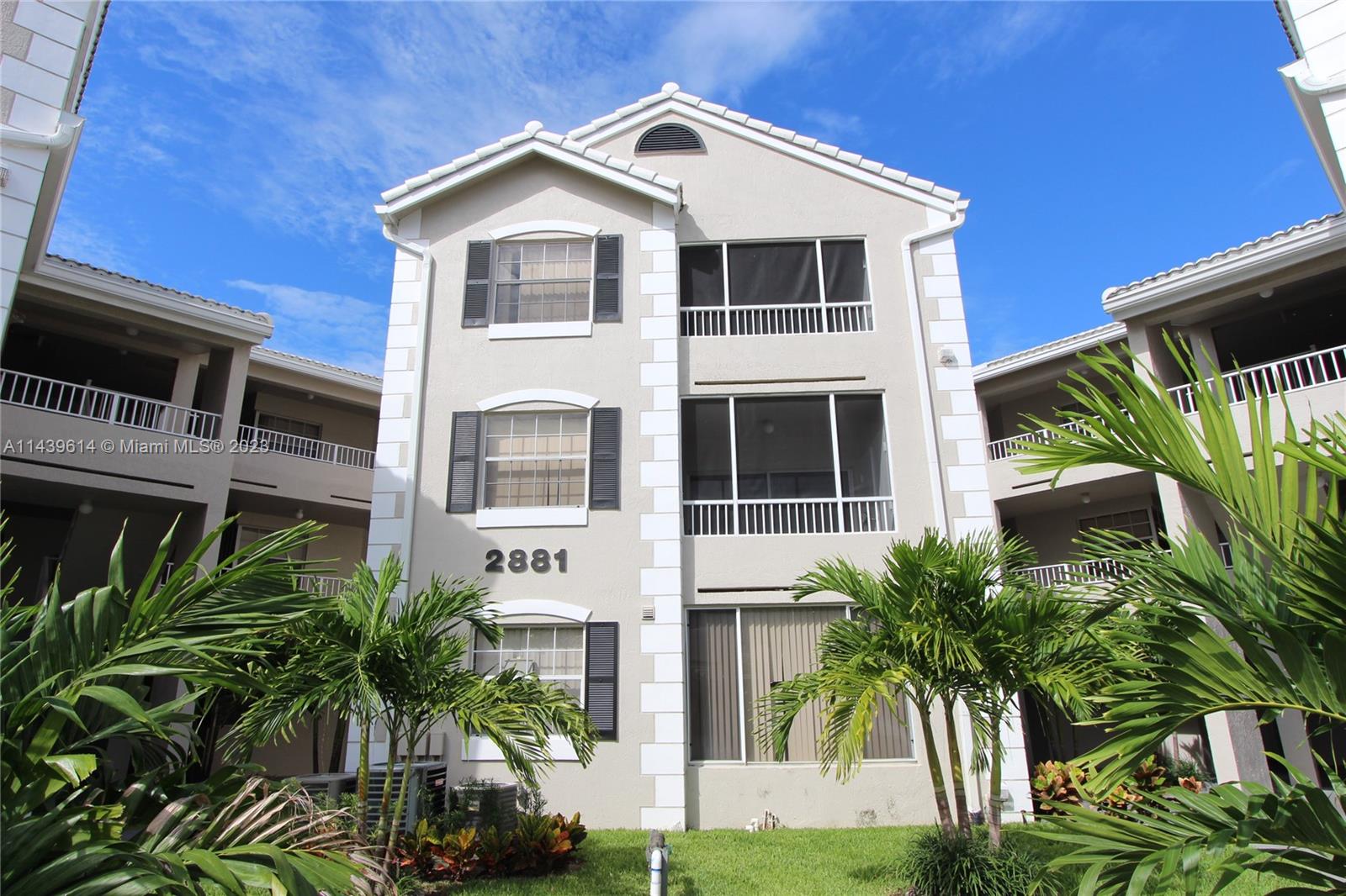 NICE LAKEVIEW UNIT AT LAKEVIEW CLUB. SPACIOUS AREAS, CERAMIC AND LAMINATE FLOORS, UP TO 2 PARKING SPOTS. ENJOY THE AMENITIES AND BEAUTIFUL AND BIGS TREES ALL AROUND.
PLEASE CHECK ATTACHMENT AND BROKER REMARKS.
