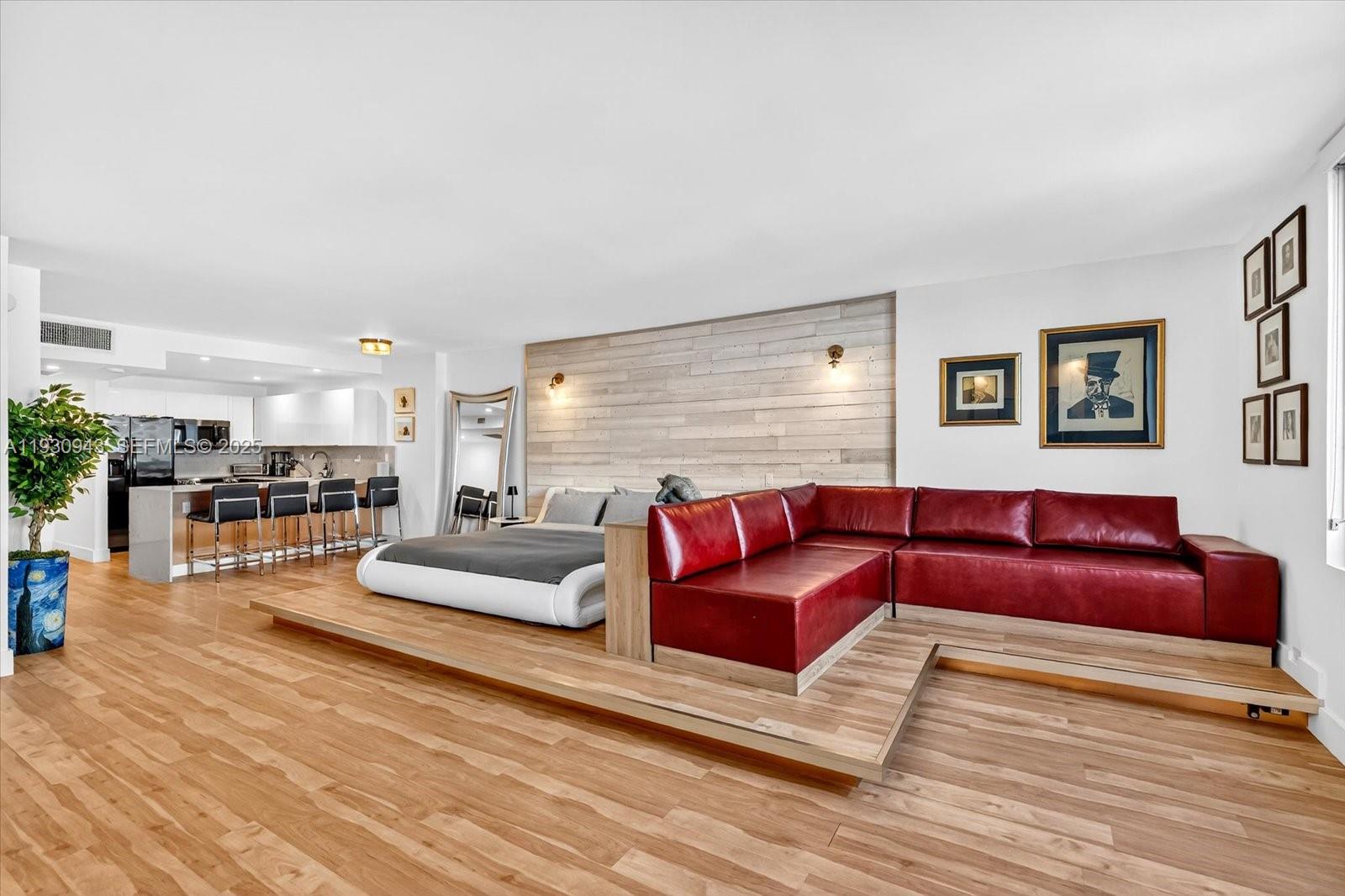 2301 Collins Ave 714