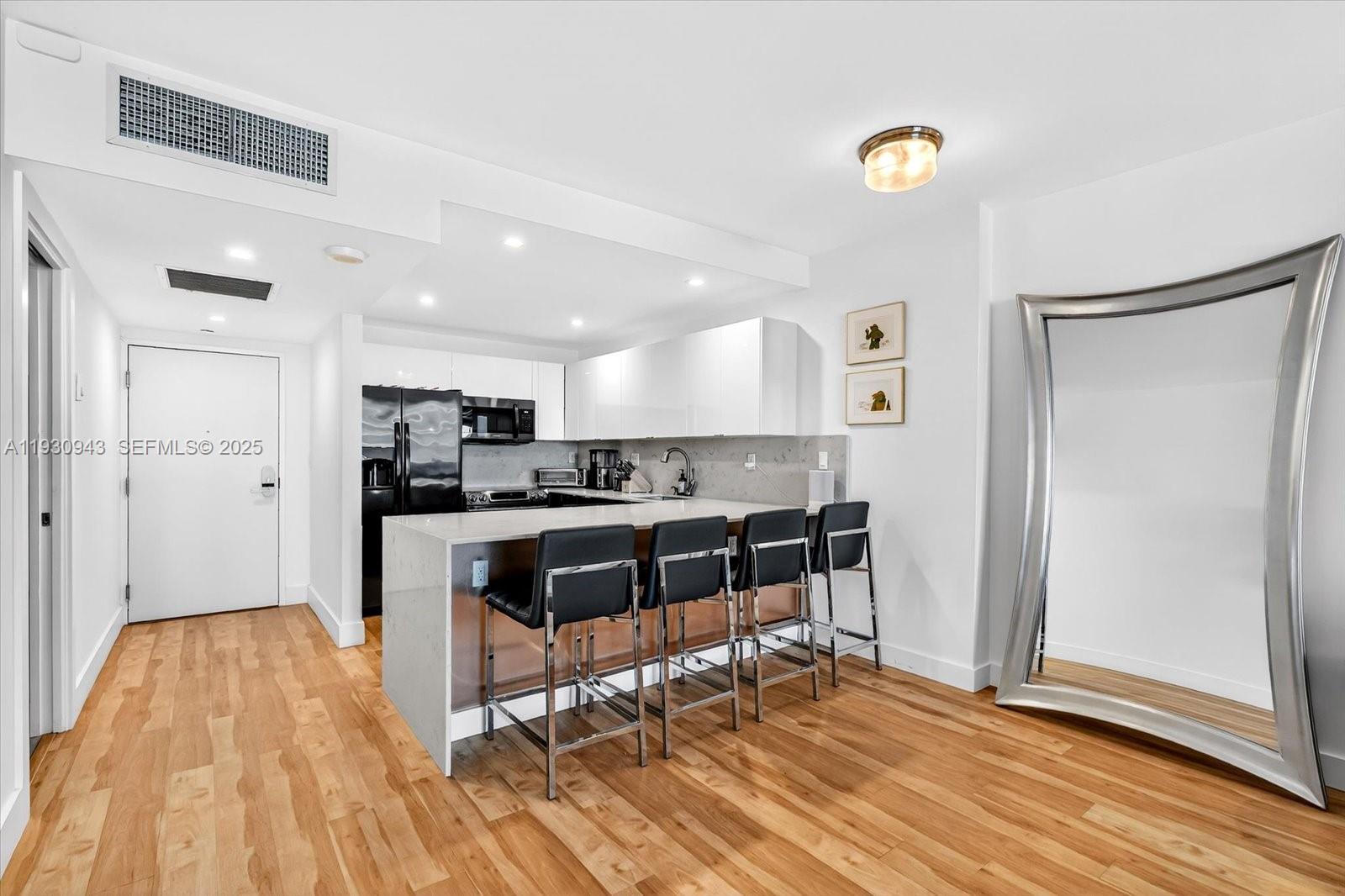 2301 Collins Ave 714