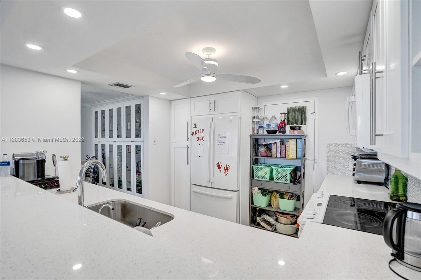 HALLMARK OF HOLLYWOOD CON - Residential