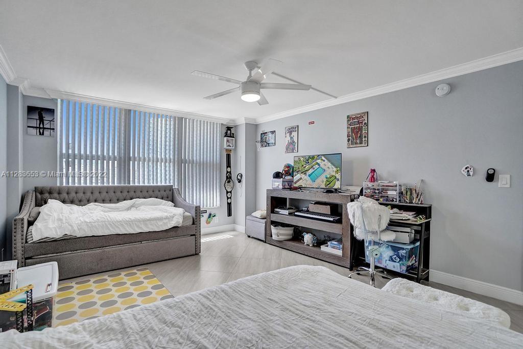 HALLMARK OF HOLLYWOOD CON - Residential