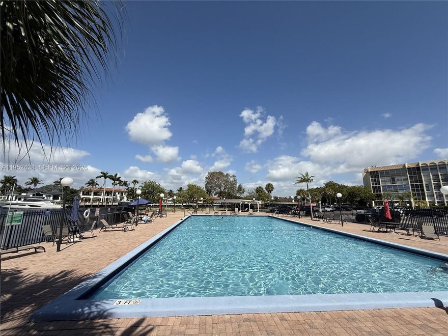 CORNER UNIT, 1,450 SQ FT, SPLIT BEDROOM FLOOR PLAN, DEN CONVERTED INTO A 3RD BEDROOM, 2
BALCONIES OFF OF BOTH BEDROOMS. MAINTENANCE FEES INCLUDES BASIC CABLE AND WATER. RESORT STYLE
POOL AREA, CLUBHOUSE, TENNIS COURTS, SAUNA. IT IS CLOSE TO BEACHES, CASINOS, RESTAURANTS,
AVENTURA MALL, SUPERMARKETS, AND A PARK WITH KIDS PLAYGROUND.