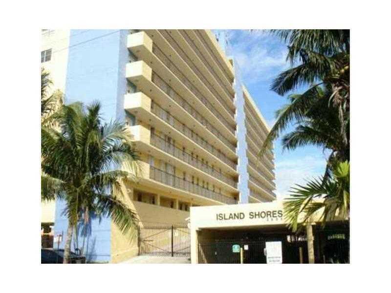 GREAT WATERFRONT BUILDING CENTRALLY LOCATED TO THE BEACH AND MAJOR SHOPPING. LARGE 1/1/1 WITH PARKING IDEAL FOR A FIRST TIME BUYER OR INVESTOR.*MOTIVATED SELLER*