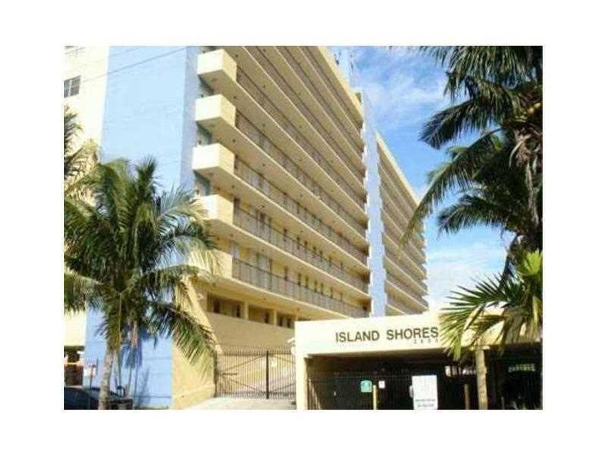 GREAT WATERFRONT BUILDING CENTRALLY LOCATED TO THE BEACH AND MAJOR SHOPPING. LARGE 1/1/1 WITH PARKING IDEAL FOR A FIRST TIME BUYER OR INVESTOR.*MOTIVATED SELLER*