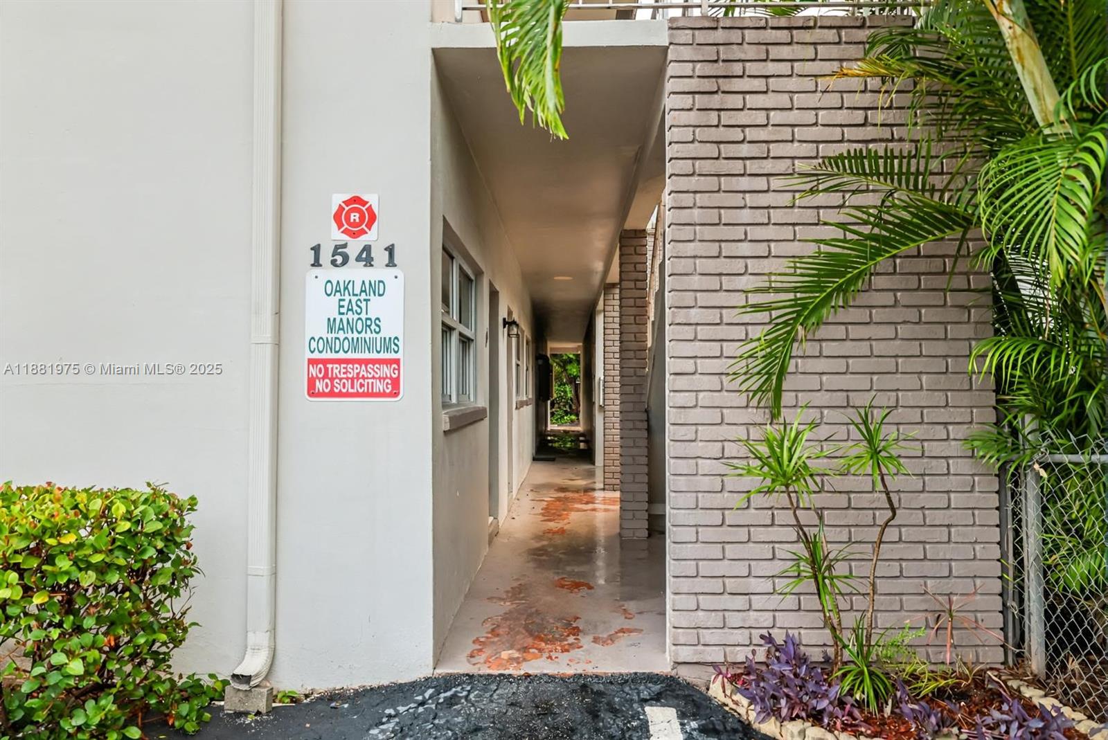 OAKLAND EAST MANORS CONDO - Residential