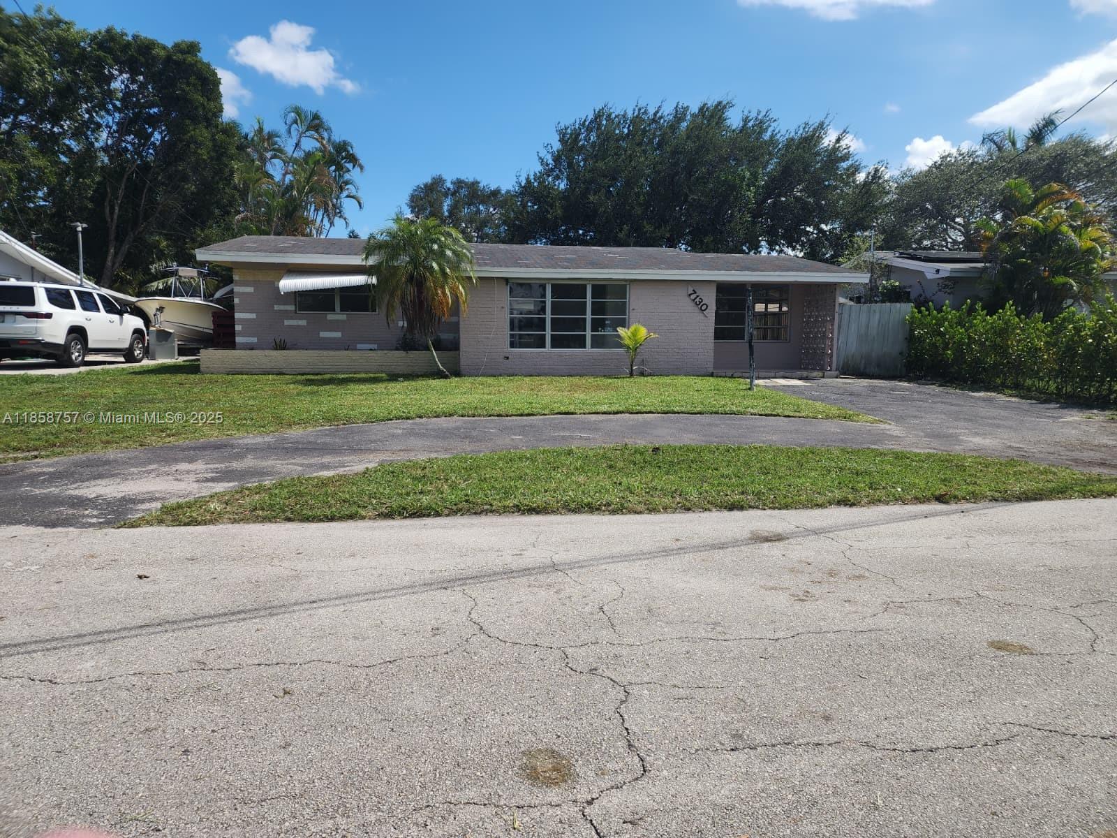 HOUSE FOR RENT 3 BED 2 BATH , WITH POOL GREAT SINGLE FAMILY HOUSE TO LIVE, RECENTLY PAINTED, LAMINATED FLOORS, KITCHEN WITH STAINLESS STEEL APPLIANCES, CEILING FANS, SLIDING DOORS TO THE BACKYARD FROM MOST OF THE ROOMS. FAST APPROVAL, PLEASE PRESENT EMPLOYMENT INFORMATION, COPY OF IDS AND BACKGROUND CHECK SCHEDULE A SHOWING AND RENT IT TODAY! PLENTY OF PARKING IN THE FRONT OF THE PROPERTY