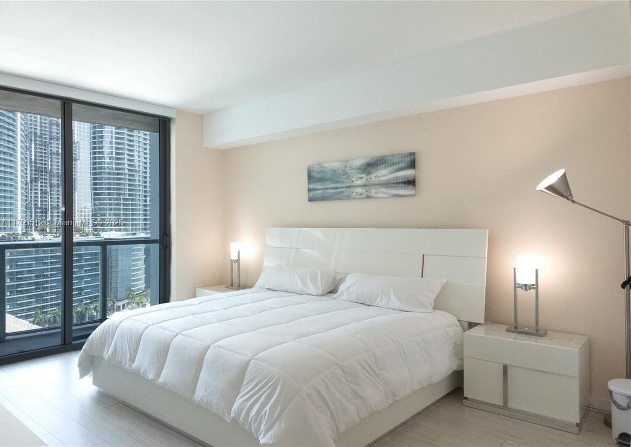 500 Brickell Ave 1907