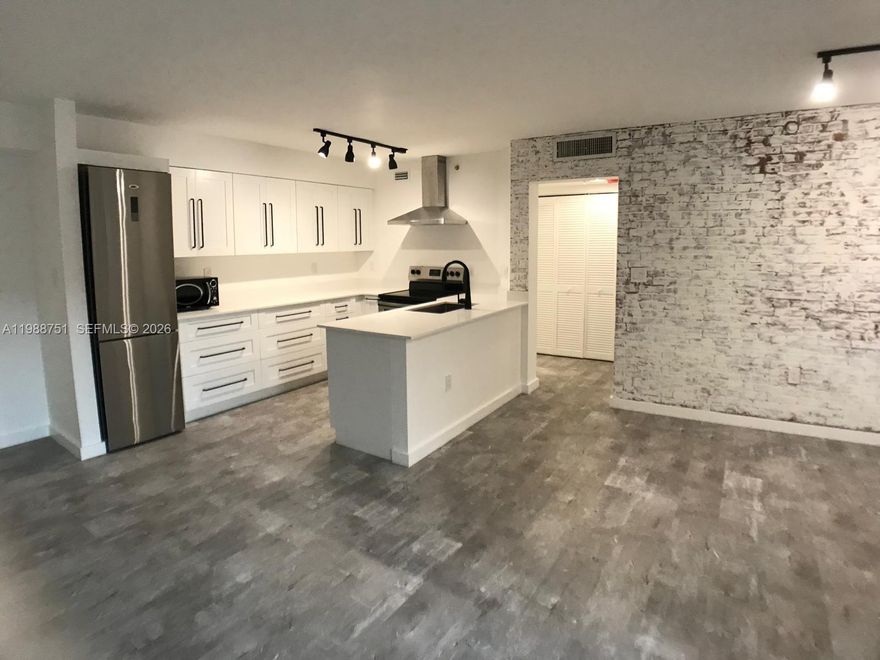 A beautiful 1/1 unit located in the heart of Plantation. Beautiful upgrades! Assigned covered parking! Hurry, this won't last.