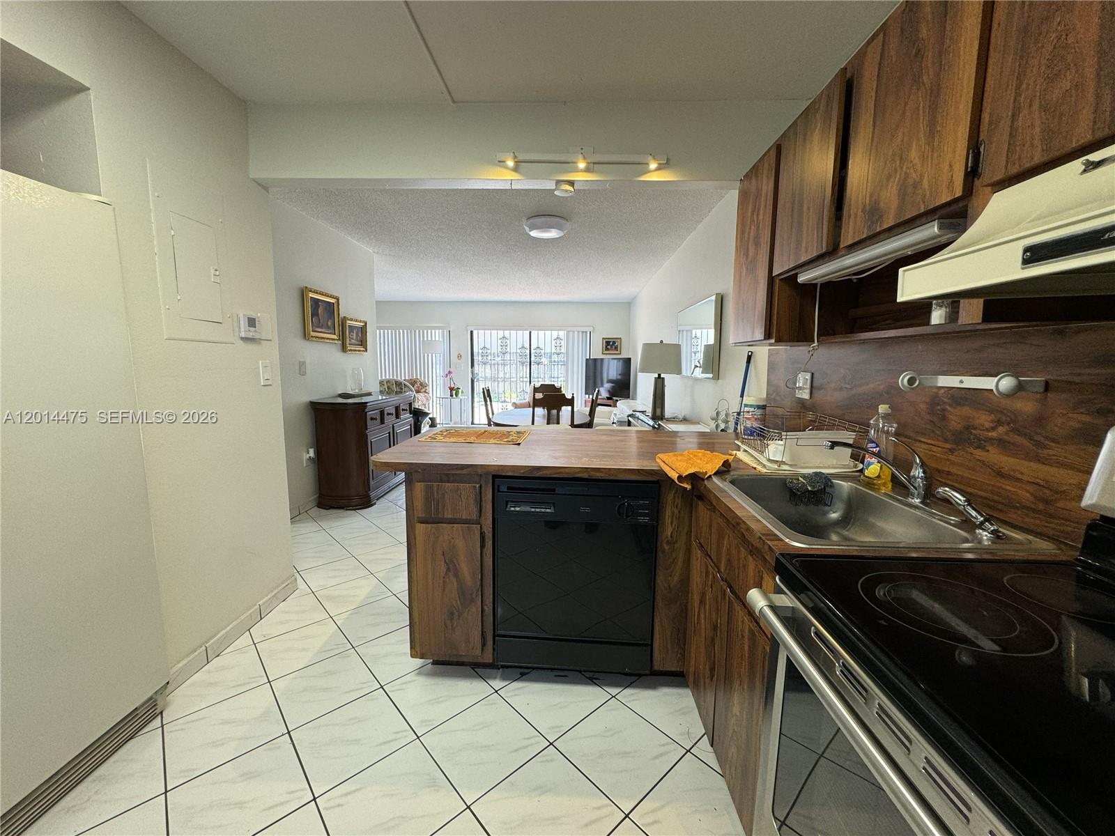 TROPICAL PARK VILLAS COND - Residential