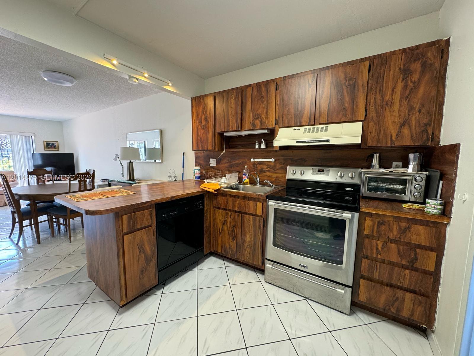 TROPICAL PARK VILLAS COND - Residential
